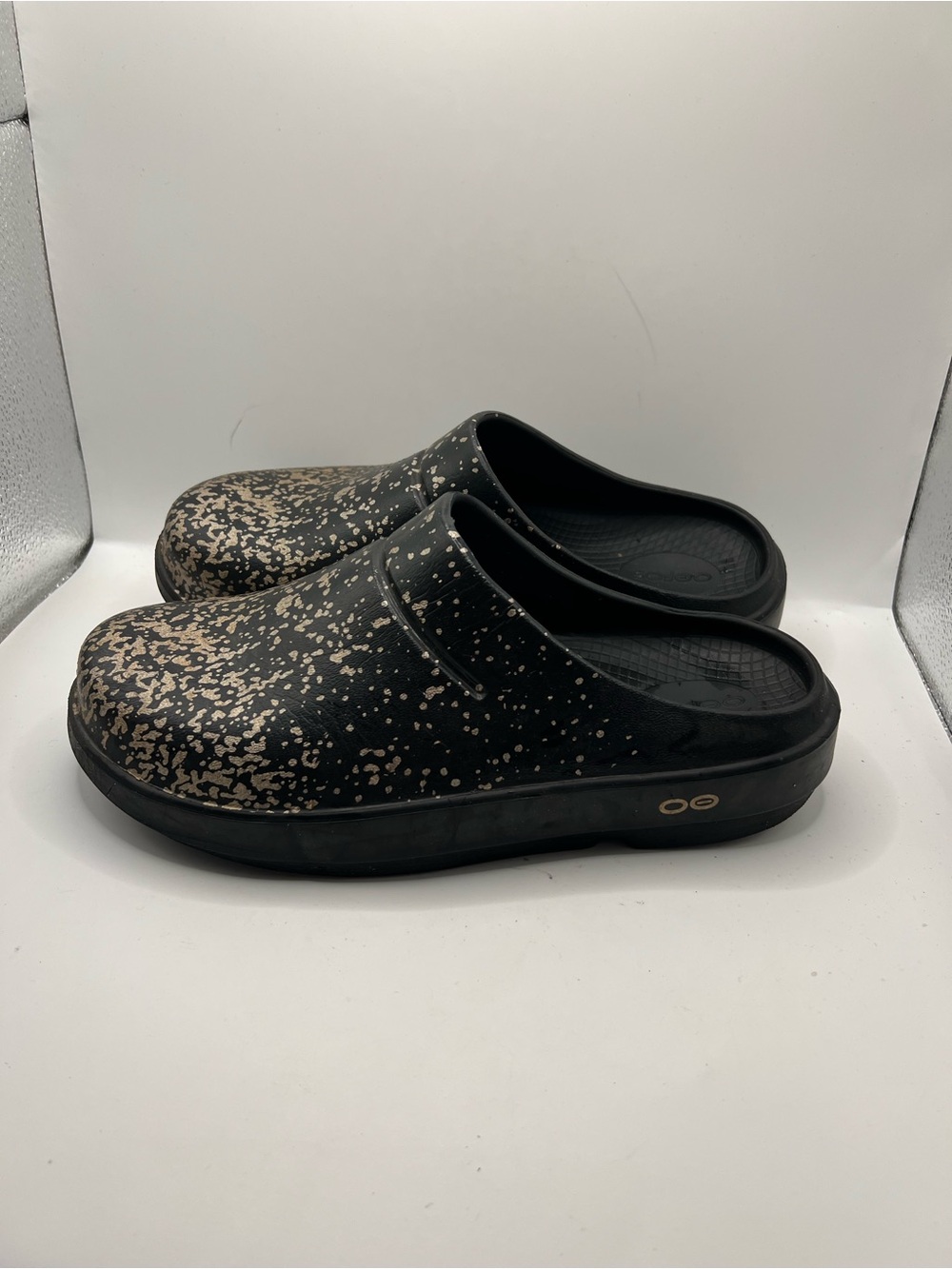 OOFOS  Clog in Black with Gold Speckle